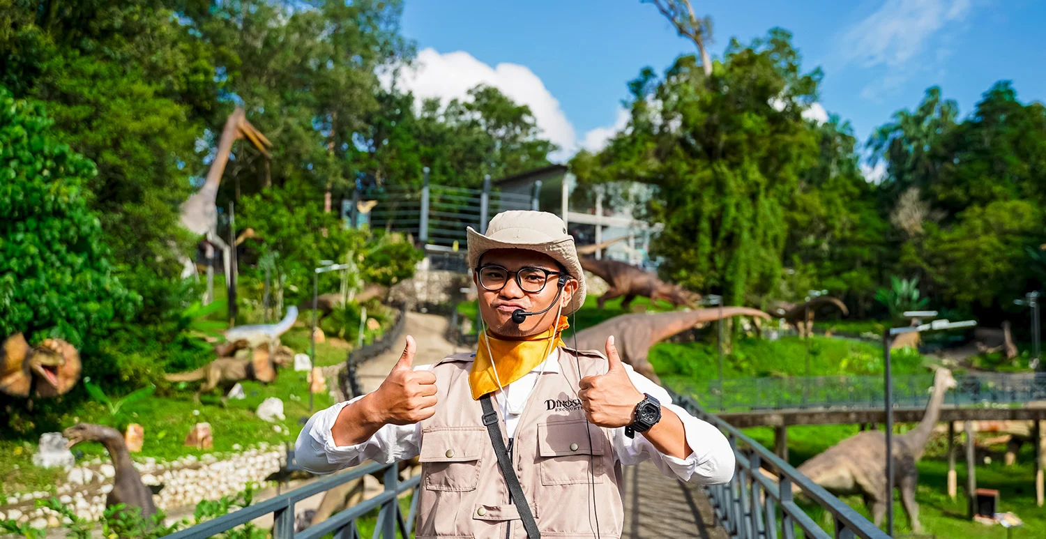 Elephant feeding at Zoo Melaka